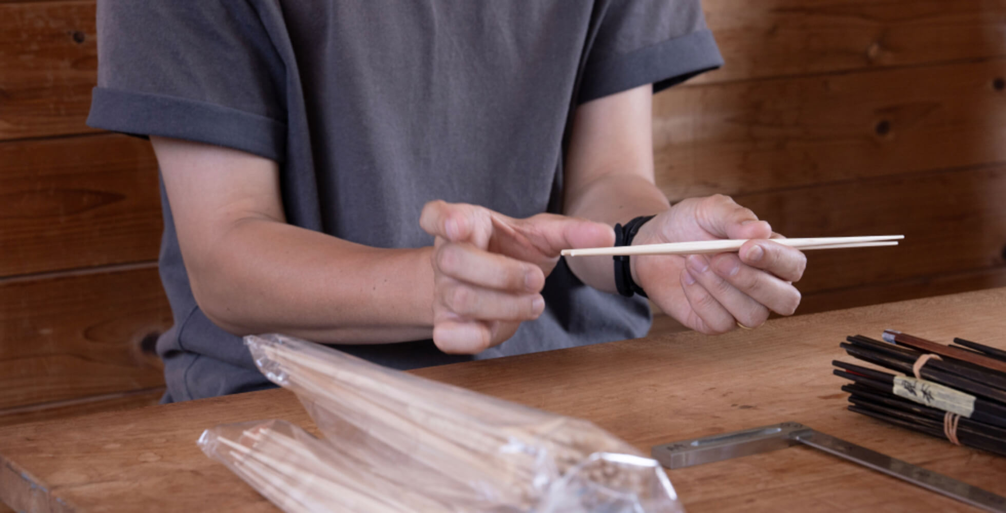 6:4の非対称なデザインは所作を美しく見せ、持った時の重心バランスがとてもいいベストなもの。1番太い部分が正方形なのも、持ちやすく揃えやすい工夫ポイント