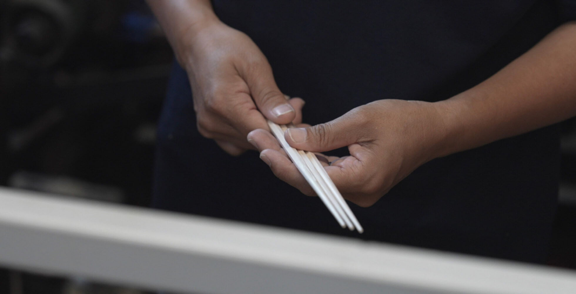 割り箸は、捨てられてしまう丸太の端部分を活用したコロジカルな商品。山を維持するための間伐にも一役買っている
                