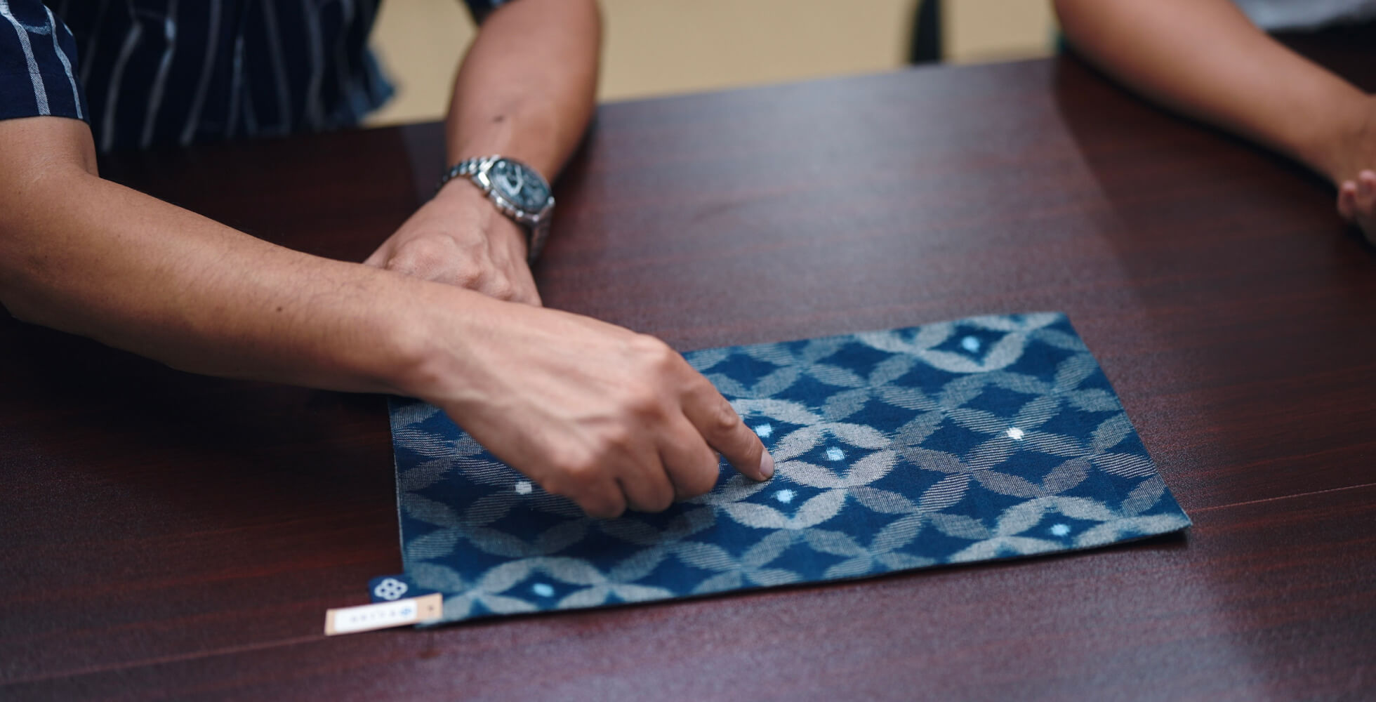 織る前に経糸、緯糸をそれぞれ染め分け、糸が染まった部分、染まっていない部分を合わせたり、ずらしたりすることでさまざまな柄や模様を作り出している。部分的に機械を使うこともあるが、昔ながらの機械のため必ずの人の手を必要とするため、久留米絣の面白みや味わい深さが生まれている