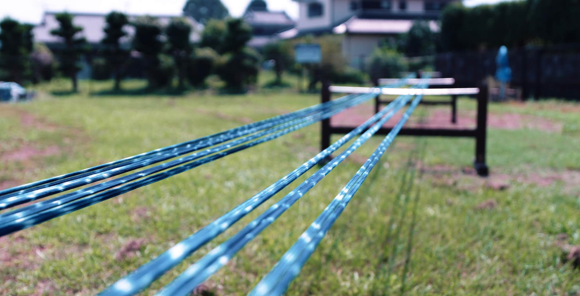 染色工場から仕上がってきた糸は糊付けをし、干して乾燥させる。化学染料では出ない天然の藍染めのグラデーションが、川の流れのように美しさを放つ