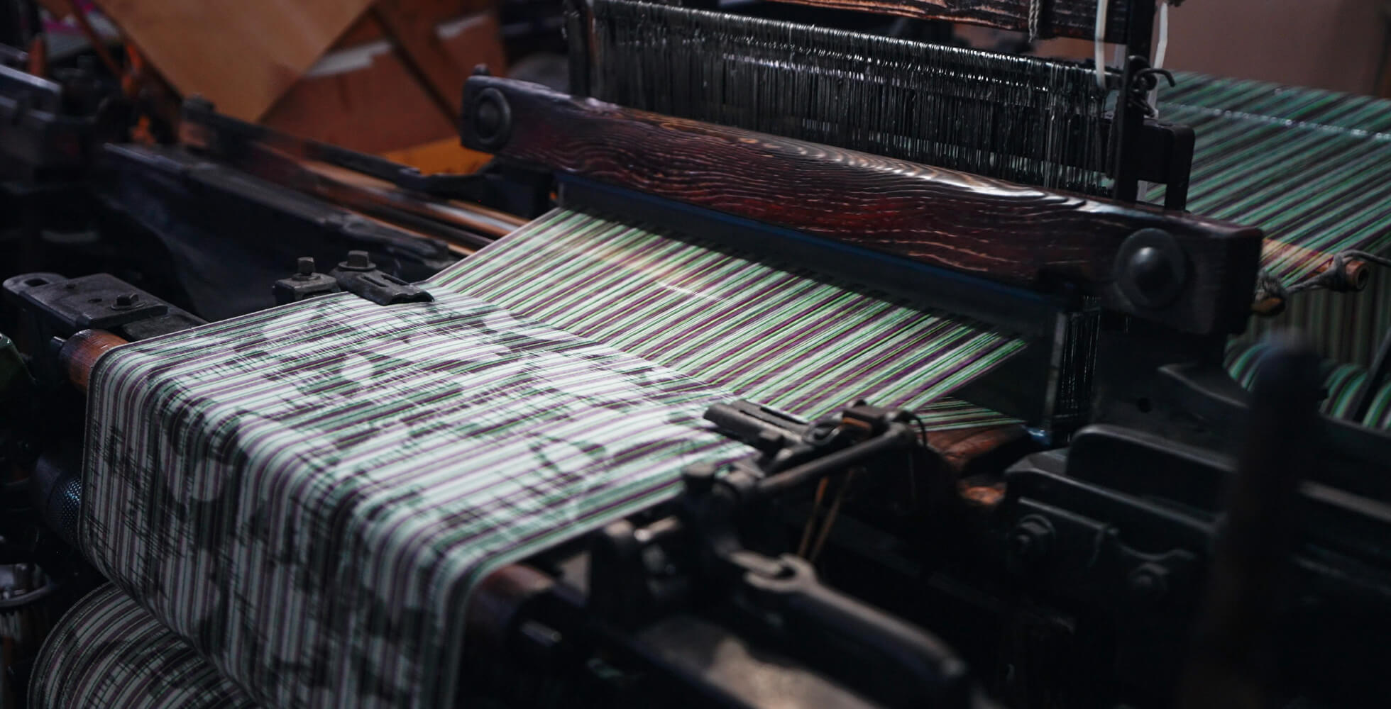 久留米絣は、職人の手仕事が生み出す味わいと藍染めの深みを、現代の暮らしの中でも楽しめる貴重な織物