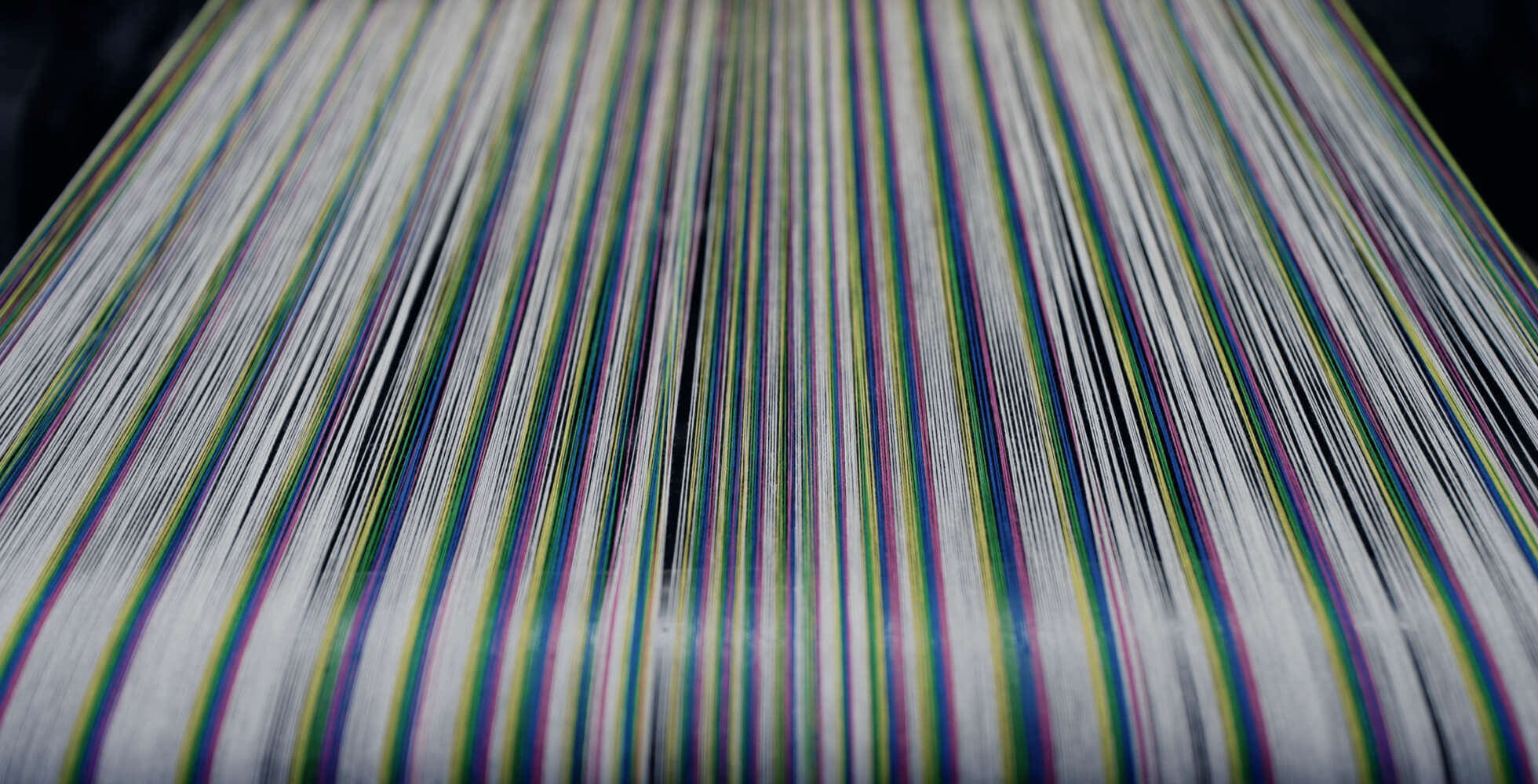 「KOHABAG -Ikat-」の経糸。この美しい配色に緯糸が重なることで、不思議な錯視効果が生まれる