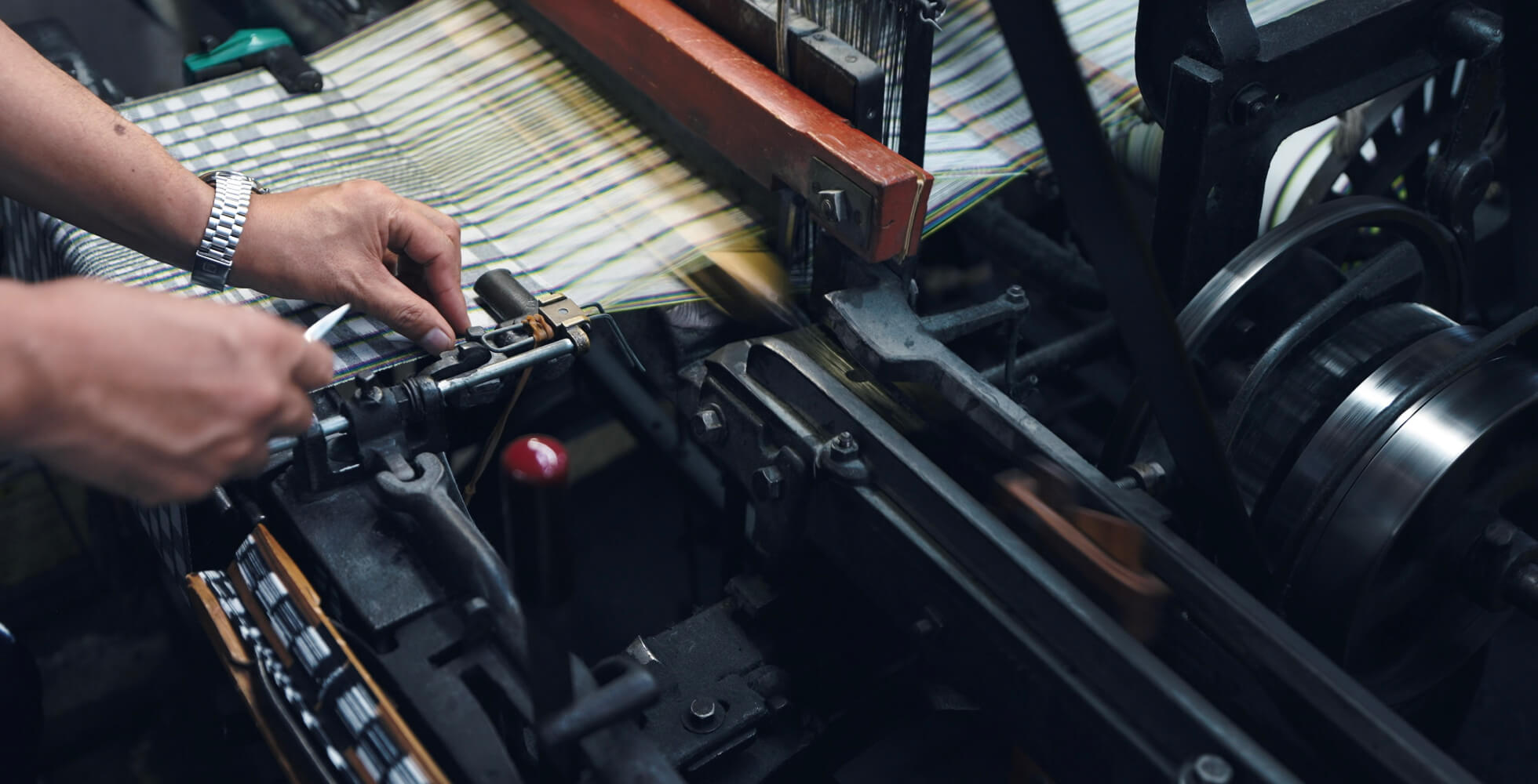 白い部分を目印に折り返していく緯糸の調整。職人技の繊細な感覚が求められる