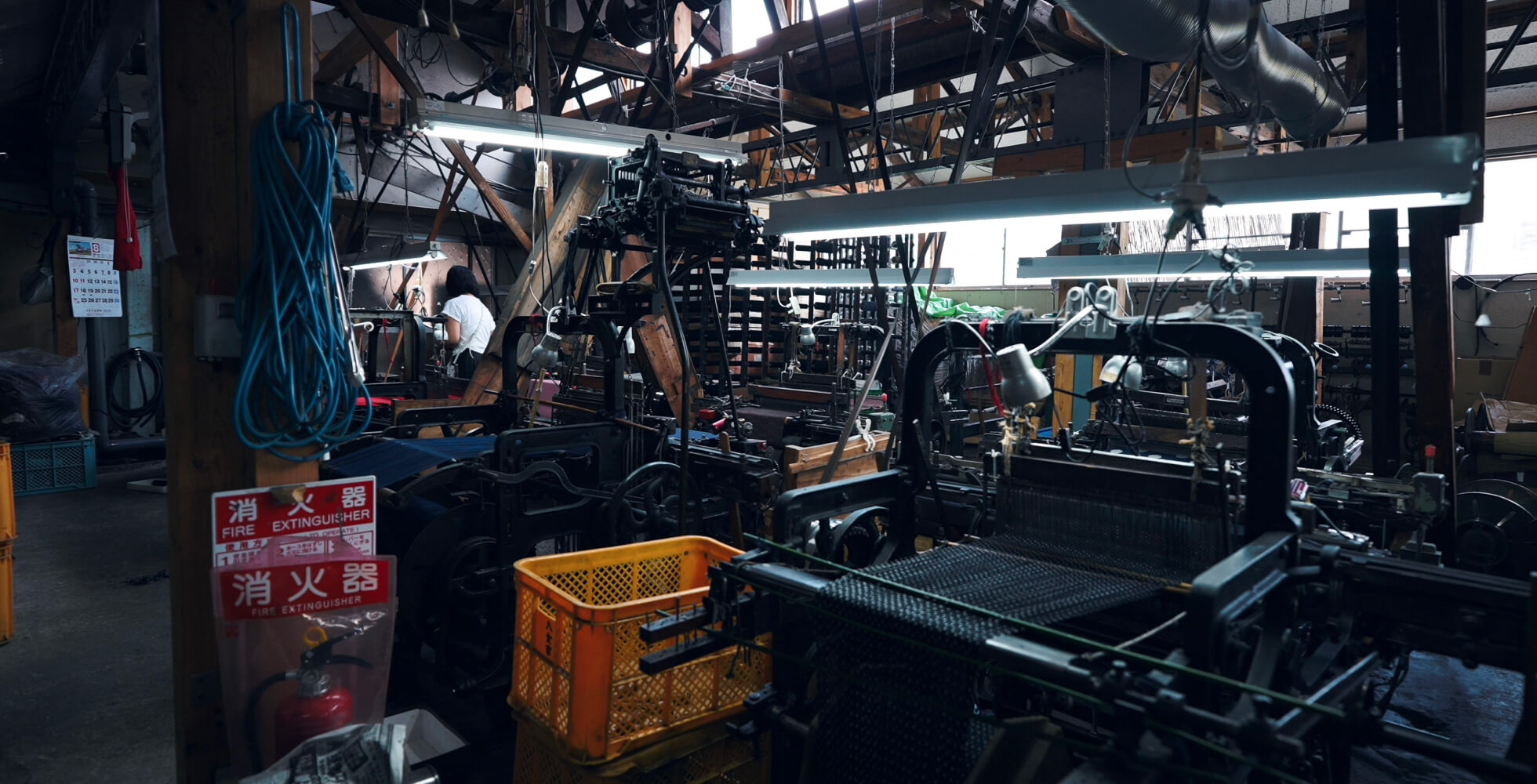 トヨタグループの創始者である豊田佐吉が100年前に開発した動力織機「Y式織機」も現役で稼働中。糸に必要以上の負荷がかからず、やわらかく風合いのある生地を織り上げることができる