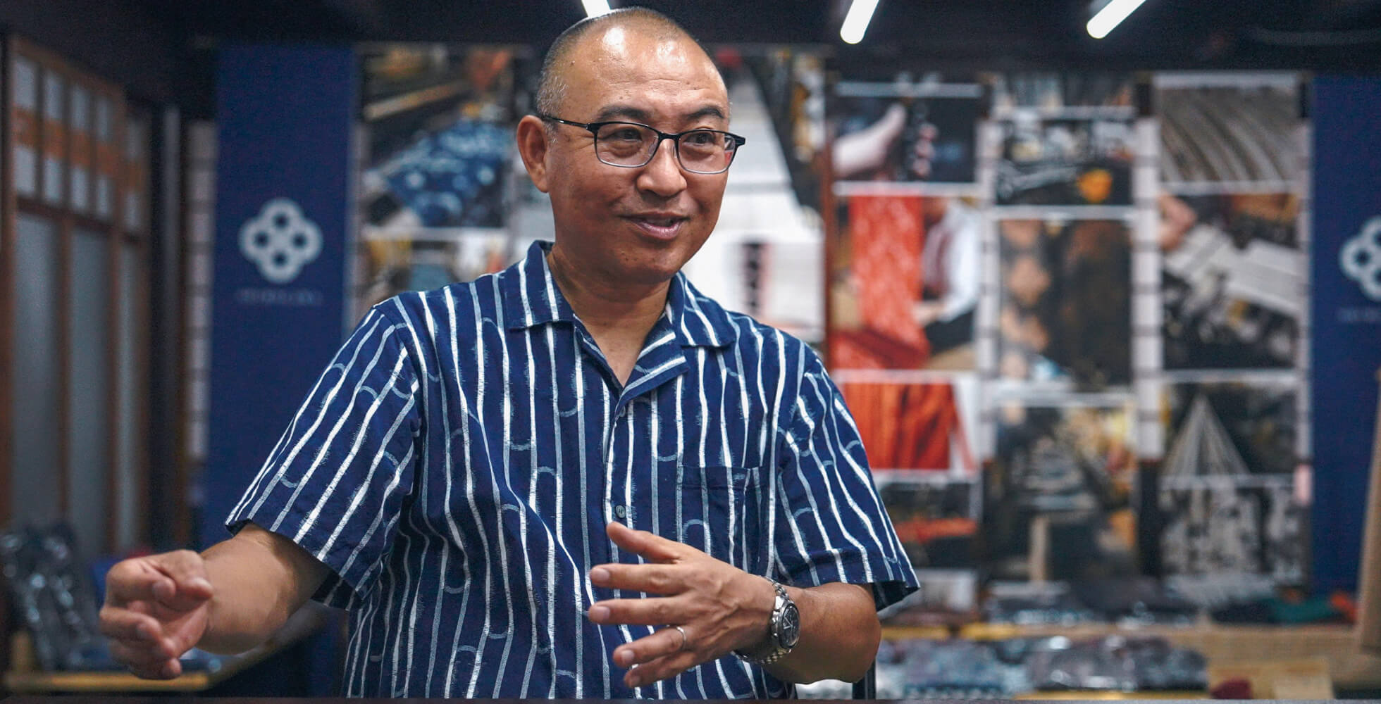 下川織物の3代目・下川強臓さん。Tokyo2020聖火ランナー、久留米絣協同組合副理事長。海外のクリエイターとの協業や欧州での講義を通じ、久留米絣の魅力を世界に広めている