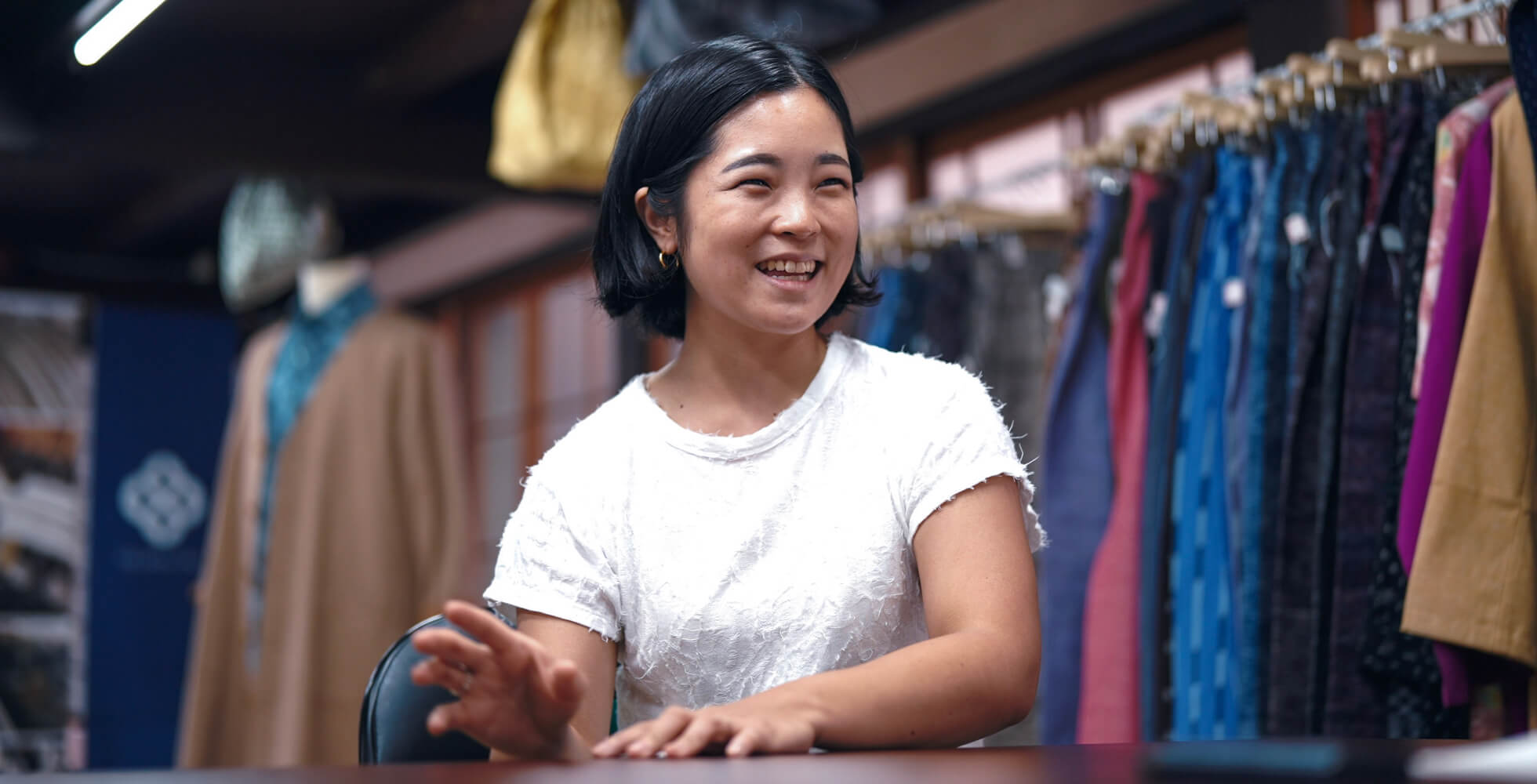 テキスタイルデザイナーの光井花さん。株式会社イッセイミヤケでテキスタイルデザインに携わった経験を活かし、独立後はミラノサローネやDESIGNTIDE TOKYOなど国内外で作品を発表。受賞歴も多数あり、現在は多摩美術大学で非常勤講師も務めている