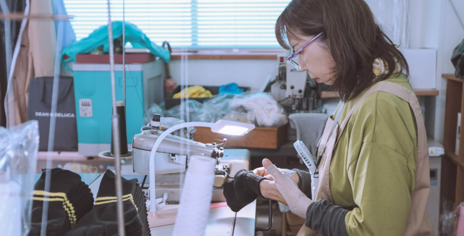 手間暇をかけてできあがった製品は検針機にかけて安全性をチェックしたあと、すべてを検品。真剣に、不備がないかを確認する