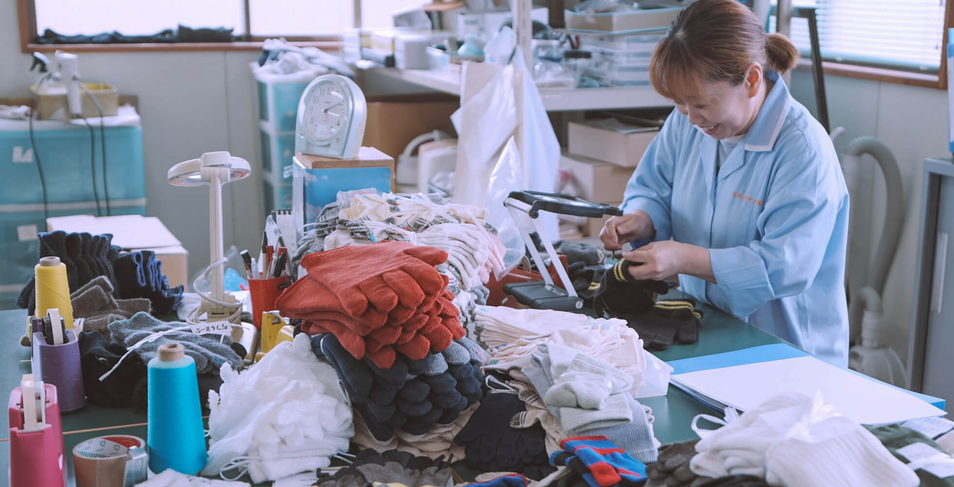 編み傷や目の飛びがあれば、手作業で丁寧に修理。とても細かく技のいる作業。どうしても直らない場合は、自社のマルシェでB品として特別価格販売を行う