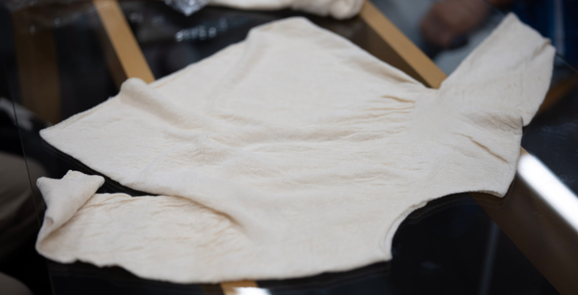 縫い目がないホールガーメントで編み上げた「スパイラルインナー」