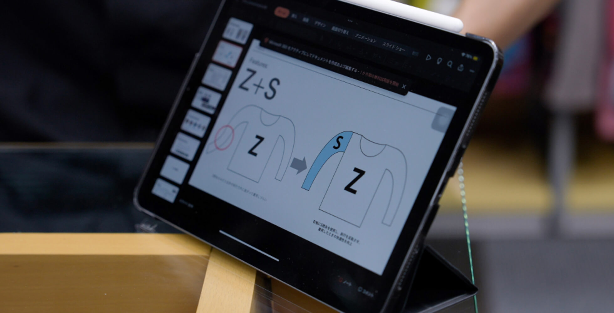右腕だけ糸の撚りを変えることで、違和感のない自然な着心地を実現した