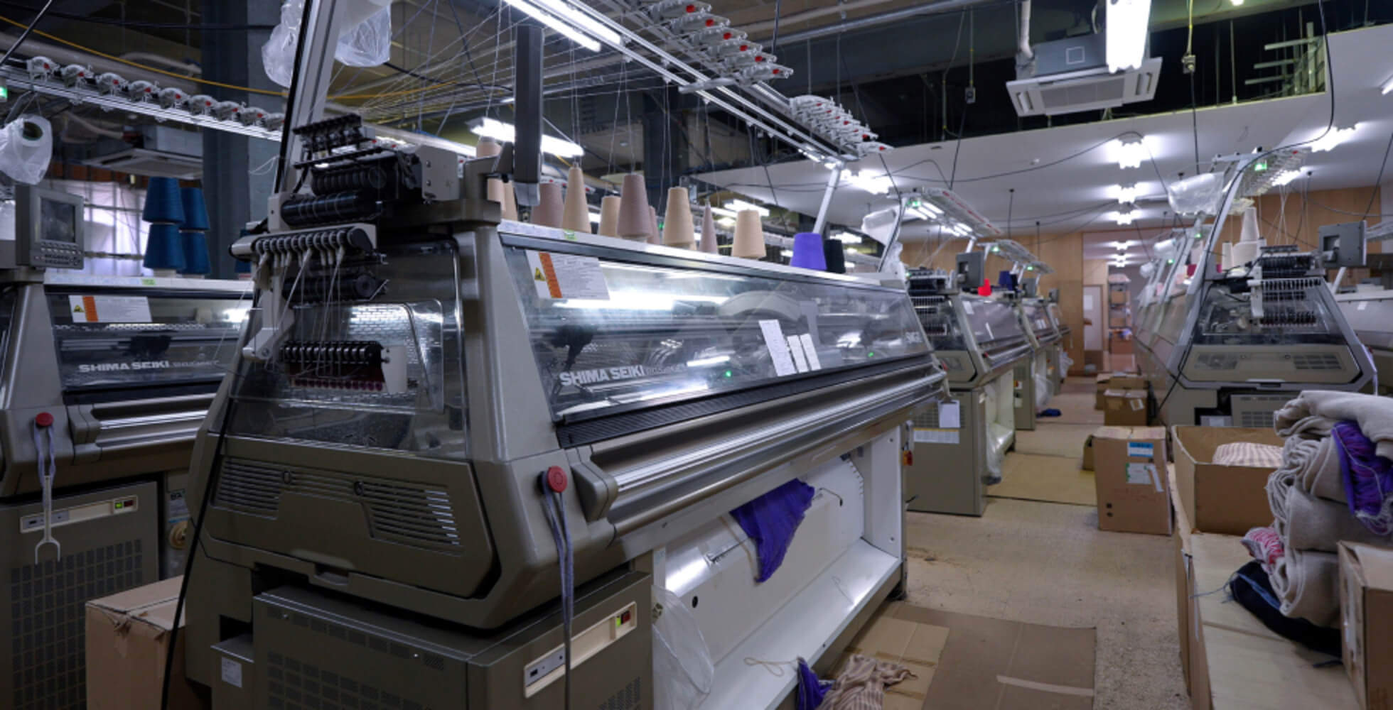 ホールガーメント編み機。専用ソフトと編み機を使って縫い目や継ぎ目のない状態で完成させることができる。肌あたりがとてもやさしく、糸や生地の廃棄ロス、縫い合わせる手間のカットができ、注目が高まっている