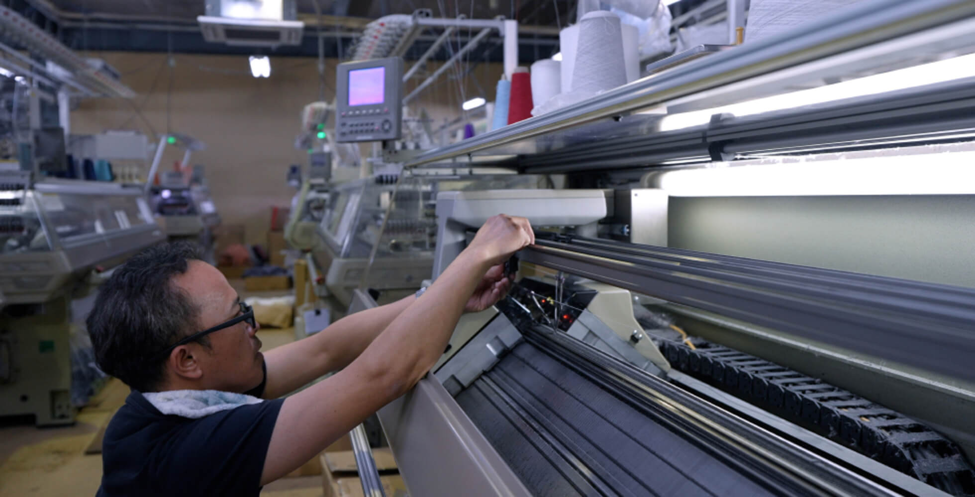 糸のセットや機械の調子の確認、メンテナンスまですべて行う