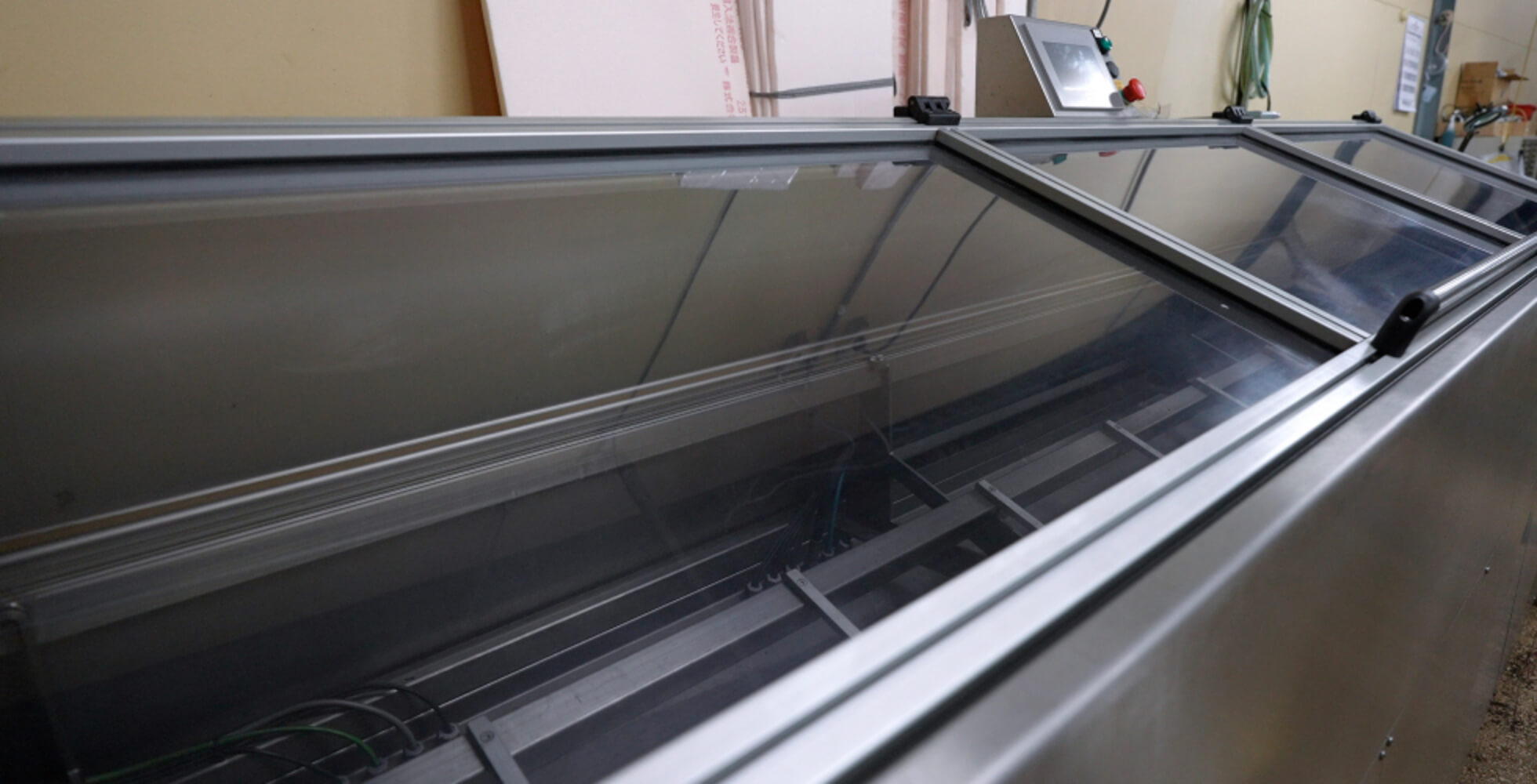 針の洗浄クリーナー。針に溜まる埃やゴミの掃除を手作業ですると半日かかるところが、数分で完了することができる。この機械を備えているところは少なく、近隣の会社から洗浄を依頼されることも多々